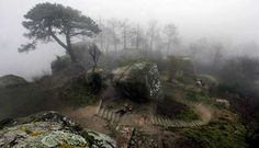 <span lang= es-es >Misterios del pasado</span>. Las leyendas de Lobeira se alimentan de la nebulosa que existe en torno a los lugares con restos castrexos; la imaginacin popular los relacionaba con los mouros, seres mticos que escondan valiosos tesoros en ocultos pasadizos. 