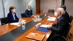 La conselleira de Medio Ambiente, Territorio e Vivenda, �ngeles V�zquez, durante la reuni�n que mantuvo con el fiscal superior de Galicia, Fernando Suanzez