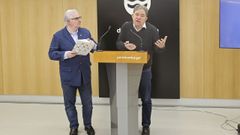 El profesor Pedro Figueroa y el alcalde de Pontevedra, Miguel Anxo Fern�ndez Lores, este martes, en el Concello de Pontevedra