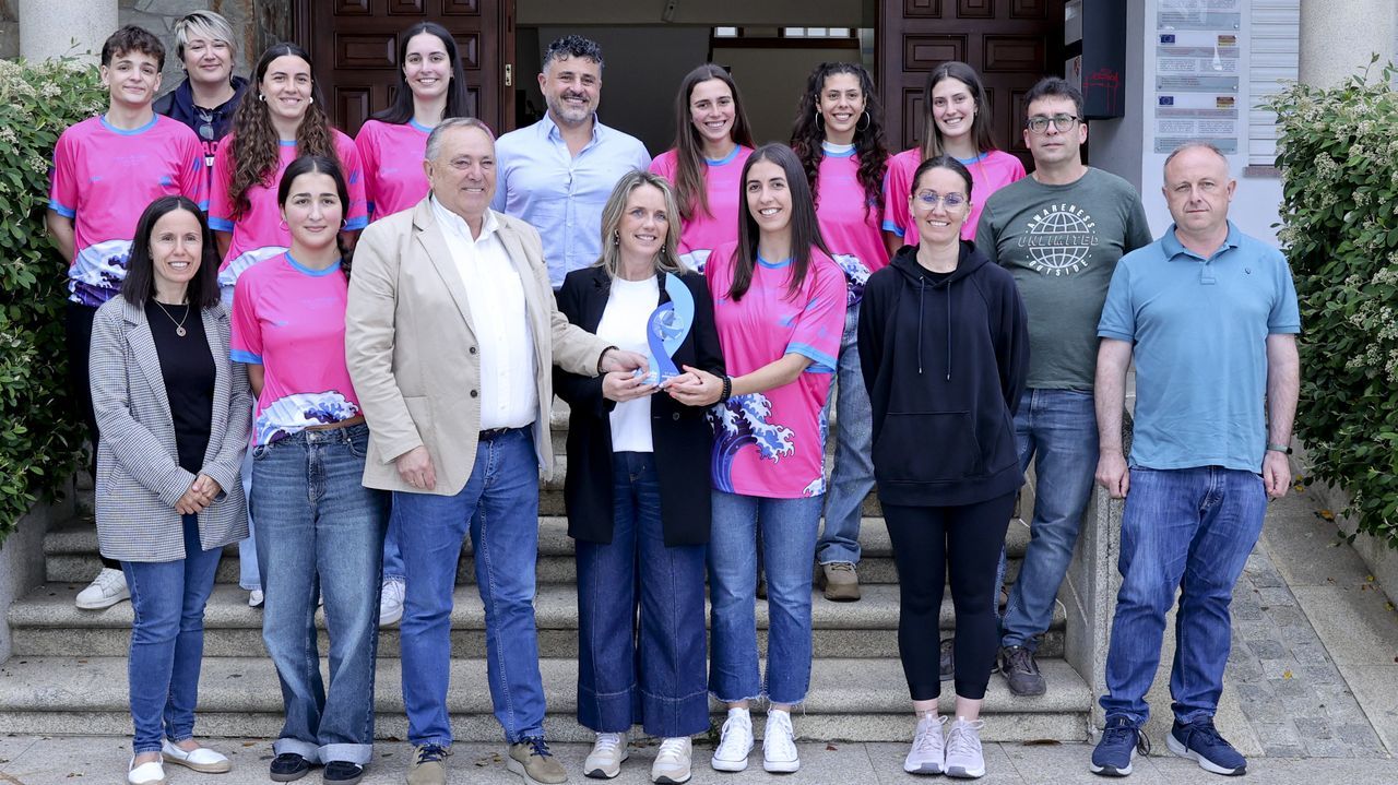 Recepción oficial a las campeonas de Galicia con el CB Laracha