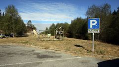A-6. KM. 474. Baralla. Situada en una loma apartada de la A-6, a la altura de Sobrado Picato, y en direccin Madrid, se encuentra esta zona de descanso muy sucia, destartalada, llena de excrementos, con mesas rotas y sin sombra, con zona de juegos destrozada y con una salida a la autova llena de baches. Muy mala.