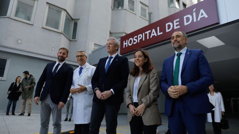 De izquierda a derecha: El delegado de la Xunta en A Corua, Gonzalo Trenor; el gerente del rea sanitaria coruesa, Luis Verde; el presidente de la Xunta, Alfonso Rueda; la alcaldesa coruesa, Ins Rey y el conselleiro de Sanidade, Julio Garca Comesaa en su visita al Chuac