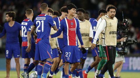 Dro, en el centro, celebra con sus compa�eros la victoria ante el Slovan en Champions