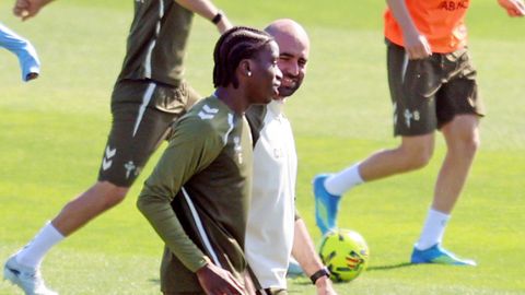 Claudio Gir�ldez e Ilaix Moriba, en el entrenamiento del Celta de este s�bado.
