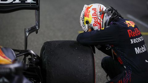 Verstappen, de rodillas junto a su coche, instantes despu�s de cruzar la l�nea de meta