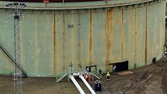 Trabajos de derribo de los depsitos de Repsol en el puerto interior