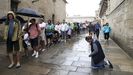 La cola para acceder a la catedral de Santiago lleg� en la lluviosa ma�ana de este martes hasta la praza do Obradoiro