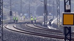 Tcnicos inspeccionando la curva de A Grandeira donde descarril el Alvia 04155