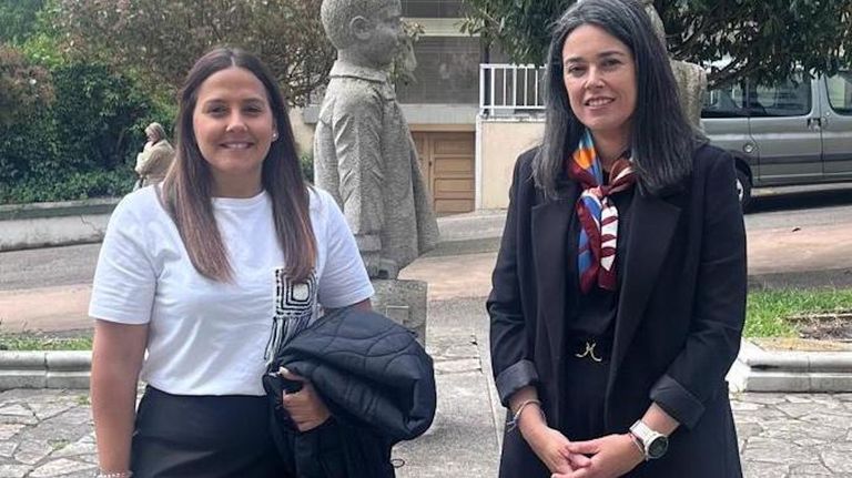 La concejala de Educaci&oacute;n, Elena Mart&iacute;nez, y la coordinadora del aula universitaria de la UNED de Foz, Marta Mu&iacute;&ntilde;a, presentando la actividad de junio