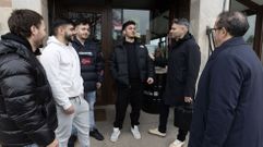 Lo primeros citados en la ma�ana de ayer, con los dos responsables de la empresa, ayer en el bar O Estanco de Paiosaco