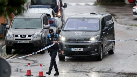 Coche de la funeraria frente a la casa de Mos donde asesinaron hace siete d�as a Mar�a Bel�n.