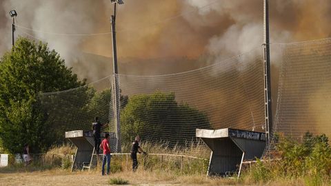 Incendio forestal en Meln, entre las aldeas de Quins y Vilaverde