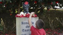 Ofrenda floral en la estatua de Rosal�a de Castro