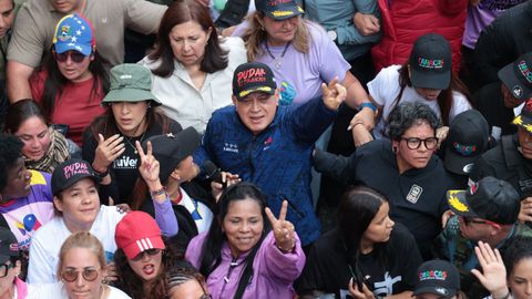 Diosdado Cabello participa en una marcha en Caracas