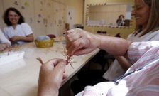 Actividades como la laborterapia, en imagen, alargan la vida de capacidades como la movilidad. 