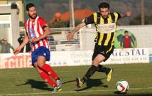 El central cercedense se anticipa a un bal�n al delantero del Ribadumia Changui en O Roxo. 