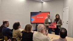 Patricia Mart�nez, de la empresa Craftium, reconoce la distinci�n de manos del delegado de Zona Franca, David Regades