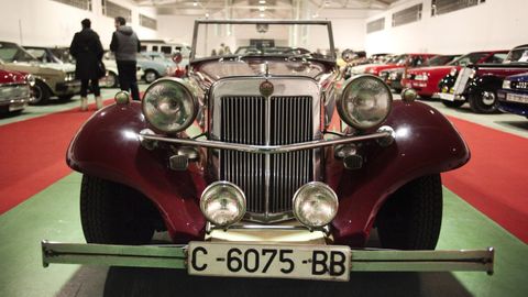 Uno de los coches expuestos en una edicin anterior de la Feira de antigidades de A Estrada