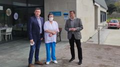 Avelino Pazos y Perfecto Rodr�guez, con una trabajadora de la vivienda comunitaria