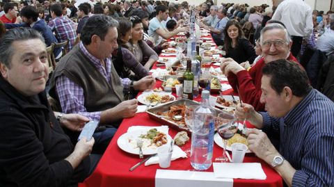 O Barco se rindi al botelo.Ms de mil personas asistieron a la comida en el pabelln