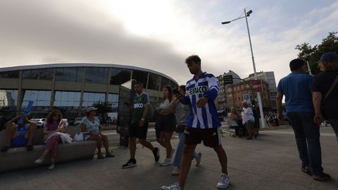 Ambiente en Riazor con la niebla previa