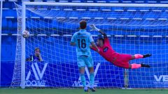 Vidorreta y Marqueta controlan un disparo del Avil�s en el partido de este viernes en el Rom�n Su�rez Puerta