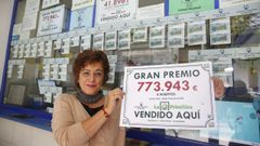 Olga Juncal, en la administraci�n de loter�as n�mero 2 de la calle Joaqu�n Costa, en Pontevedra, con un premio de 773.943 euros