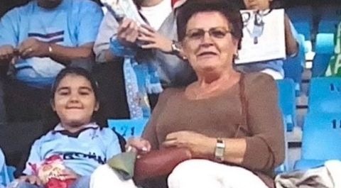 Sof�a, de ni�a, con C�ndida en Bala�dos.