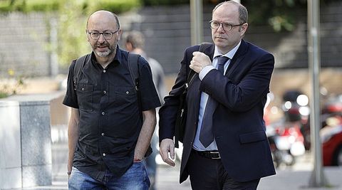 Francis Puig (a la izquierda de la imagen) acompa�ado de su abogado, en una imagen de archivo