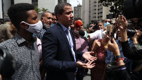 Juan Guaid� habla con la prensa, en la puerta de su domicilio, despu�s de que fuerzas policiales del r�gimen chavista entrasen en su vivienda