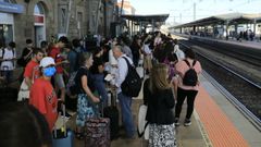 Viajeros esperando el tren en la estaci�n de Santiago