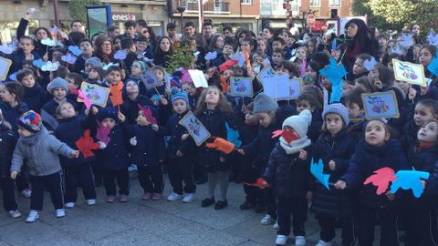 pAZ oURENSE.En O Barco de Valdeorras, los alumnos del Colegio Divina Pastora protagonizaron un acto en la praza do Concello