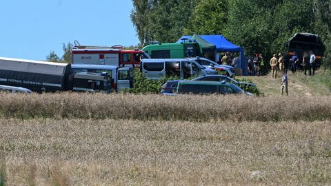 Polic�as, soldados y bomberos trabajando este jueves en una zona pr�xima a la localidad polaca Tarnawa-Kolonia, donde ha ca�do el misil ruso.