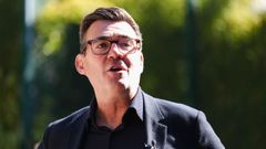 El primer ministro del Reino Unido y exalcalde de M�nchester, Andy Burnham, en una visita este viernes a un centro familiar en Sheffield.