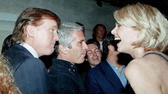 Donald Trump con Jeffrey Epstein y la modelo Ingrid Seynhaeve, en una imagen de 1997