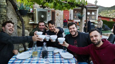 Furancho Zapateira, en Mos.�Un grupo de j�venes disfrutan de la tarde en el furancho Zapateira, en Mos. La actriz Eva Longoria eligi� este furancho como una de las paradas durante la grabaci�n de su documental televisivo sobre gastronom�a espa�ola para la CNN.