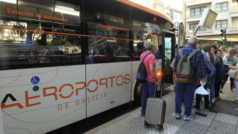 Antes de los cambios de diciembre de 2020 la Xunta ofreca un transporte directo al aeropuerto, con tan solo seis paradas en total.