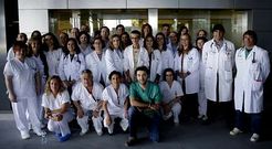 Parte del equipo del servicio de Urgencias, posando ante su nueva entrada en el cambio de turno.