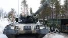 Soldados finlandeses cerca de un tanque durante unos ejercicios de la OTAN en marzo de este ao