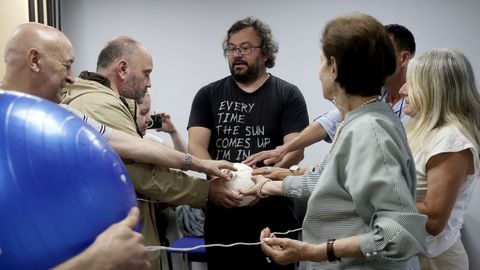 Jorge Rivero (en el centro) recrea el funcionamiento del sistema solar con unos balones hechos a escala.