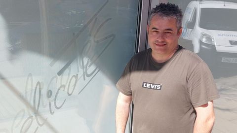 Jos� Fern�ndez a las puertas de Delicat�s, donde ayer apuraban los trabajos para abrir hoy a las 7.00 horas