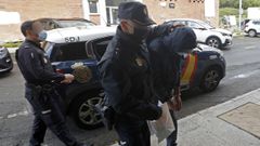 El acusado de la paliza, en el momento de entrar a los juzgados de Ribeira