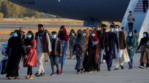 Ciudadanos afganos, evacuados de Kabul, desembarcando del avin de las fuerzas areas de los Estados Unidos.Ciudadanos afganos a su llegada a la Base Naval de Rota, Espaa