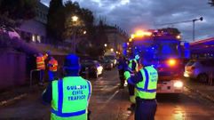 Policias, bomberos y guardias civiles de Monforte acuden a la entrada del hospital comarcal para participar en el aplauso a los sanitarios que teabajan durante la crisis del coronavirus