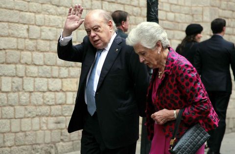 Pujol saluda a la prensa a la entrada de un acto en Barcelona antes de que se destapase el caso. 