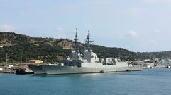 Las dos fragatas, abarloadas en la base griega de Souda