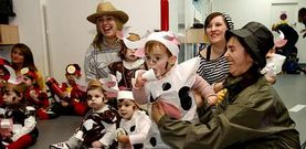 Los ni�os y las profesoras de la escuela infantil A Bra�a celebraron ayer una de las primeras fiestas de entroido de la comarca