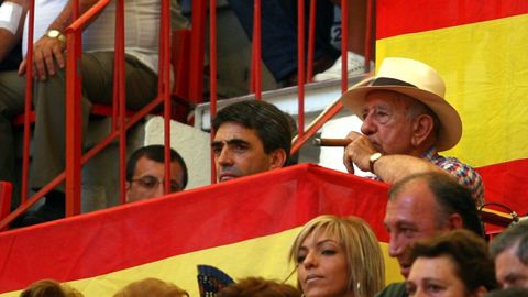 Victorino Martn, en el centro junto a su padre (con sombrero), en una corrida en la plaza de Pontevedra en el ao 2010
