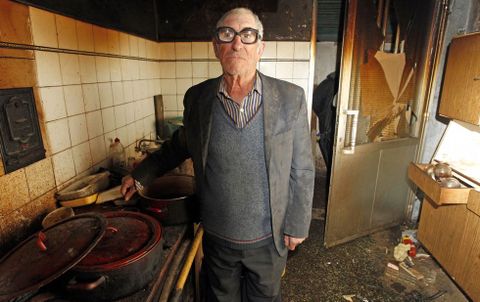 El septuagenario Enrique Fernndez, en la casa en la que vive en Gargamala, en Mondariz. 