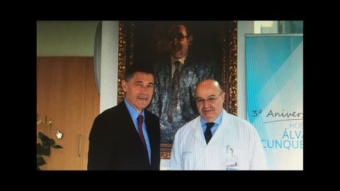 Jos� Mar�a Eiros (esquerda) e Benito Regueiro (dereita) ante o retrato de �lvaro Cunqueiro no hospital que leva este nome, en Vigo, nunha imaxe de arquivo